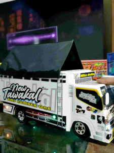 Miniatur Truk Oleng New Tawakal 5: Mainan Edukatif & Koleksi Menarik
