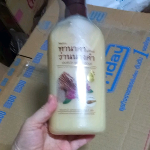 ครีมอาบน้ำ ทานาคา แอนด์ ว่านนางคำ มิสทีน ขนาด 500 มล. Mistine มิสทีน อาบผิวผุดผ่อง สดใส