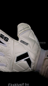 Sarung Tangan Kiper Bola Ayres: Sarung Tangan Nyaman & Berkualitas