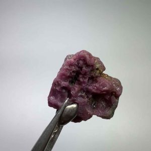 42365RB-MẶT TINH THỂ RUBY ĐỎ ( THIÊN NHIÊN ) KHÔNG XỬ LÝ đả khoan lỗ  có kèm móc bạc .