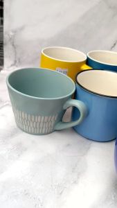 MUG KERAMIK ESTETIKBHL-K-01 mug/cangkir kopi dan teh keramik memiliki banyak warna motif yang bahannya tebal dan warna tidak akan luntur sangat cocok untuk menemani kita minum kopi dan dll dengan kelas motif premium membuat mug ini menjadi primadona