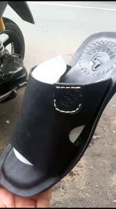 sandal model kokop warna hitam untuk pria dewasa