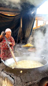 Keripik Singkong Kemasan Toples Plastik Ukuran 1.300ml Gurih Pedas Aroma Daun Jeruk