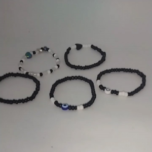 Gelang Manik-Manik Hitam Manis: Desain Unik & Elegan