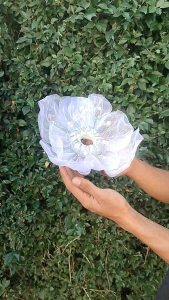 Bunga Artificial KELOPAK BUNGA CUP BUNGA + FITINGAN TERMURAH TERLARIS BAHAN KAIN ORGANDI DIAMETER 25 CM