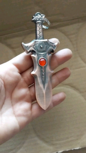 Bật lửa móc khóa hình kiếm chạm đá