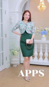 ชุดเดรสทำงานลายดอกไม้ ผ้าไหมอิตาลี่ ออกแบบทรงครอปคอกลม แต่งกระดุมปั๊ม แขนสามส่วน กระโปรงทรงสอบผ้าเปเป้ มีกระเป๋าข้าง