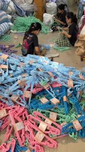 ยกลัง สีสันสดใส ไม้แขวนเสื้อแบบพลาสติก คละสี สำหรับสาวและเสื้อ ที่มีความสนใจในสีสันสดใส