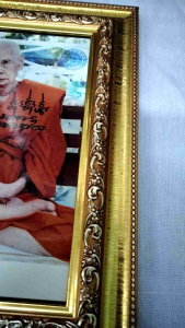 กรอบรูปหลวงปู่แย้ม วัดสามง่าม ขนาด4*6นิ้ว แขวนได้ตั้งได้   เหมาะสำหรับบูชา ติดบ้านเรือน และเหมาะแก่การให้เป็นของขวัญในพิธีการสำคัญต่างๆ