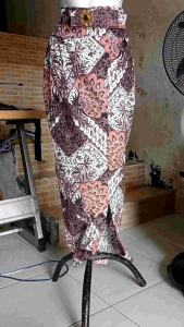 Rok Span Belahan Samping: Bahan Nyaman & Desain Praktis
