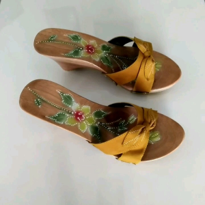 Kelom geulis silang daun ukir airbrush bunga / Sandal bakiak modern