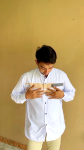 Baju Koko Pria Lengan Panjang Motif Yordan Koko Terbaru Terlaris\\n\\n Apa Itu Baju Koko Desain Modern?\\n\\nBaju koko desain modern adalah pakaian tradisional Muslim yang telah mengalami perkembangan dan penyesuaian terhadap tren fashion saat ini. Dalam konteks ini, kita akan membahas baju koko pria lengan panjang motif Yordan Koko, yang merupakan salah satu desain modern yang populer.\\n\\n Sejarah Baju Koko\\n\\nBaju koko merupakan pakaian tradisional Muslim yang telah ada sejak zaman dahulu. Awalnya, baju koko dikenakan sebagai pakaian formal untuk acara-acara penting, seperti ibadah, pernikahan, atau perayaan lainnya. Namun, seiring berjalannya waktu, baju koko telah mengalami perkembangan dan penyesuaian terhadap tren fashion saat ini, sehingga kini dapat dikenakan sebagai pakaian sehari-hari.\\n\\n Fungsi Baju Koko dalam Kehidupan Sehari-hari\\n\\nBaju koko memiliki fungsi yang sangat penting dalam kehidupan sehari-hari, terutama bagi kaum Muslim. Selain sebagai pakaian yang menutup aurat, baju koko juga memberikan rasa percaya diri dan kenyamanan bagi pemakainya. Dengan adanya desain modern, baju koko kini dapat dikenakan sebagai pakaian sehari-hari, baik untuk acara formal maupun informal.\\n\\n Motif Yordan Koko Terbaru\\n\\nMotif Yordan Koko adalah salah satu motif yang populer pada baju koko pria lengan panjang. Motif ini memiliki ciri khas yang unik dan menarik, sehingga membuat baju koko terlihat lebih menarik dan fashionable.\\n\\n Mengenal Motif Yordan Koko\\n\\nMotif Yordan Koko terinspirasi dari seni lukis dan kerajinan tangan tradisional Indonesia. Motif ini memiliki pola yang rumit dan detail, yang membuat baju koko terlihat lebih elegan dan mewah. Motif Yordan Koko tersedia dalam berbagai warna, mulai dari warna netral hingga warna cerah dan ceria.\\n\\n Cara Memilih Motif Yordan Koko yang Tepat\\n\\nUntuk memilih motif Yordan Koko yang tepat, pertimbangkanlah beberapa hal berikut:\\n\\n- Warna: Pilih warna yang sesuai dengan kepribadian dan selera Anda.\\n- Pola: Pilih pola yang sesuai dengan acara dan kesempatan yang akan Anda hadiri.\\n- Ukuran: Pilih ukuran yang sesuai dengan bentuk tubuh Anda.\\n\\n Baju Koko Terlaris di Pasar Indonesia\\n\\nBaju koko pria lengan panjang motif Yordan Koko merupakan salah satu baju koko yang paling laris di pasar Indonesia. Hal ini disebabkan oleh berbagai faktor, termasuk desain modern, kualitas bahan, dan harga yang terjangkau.\\n\\n Mengapa Baju Koko Pria Lengan Panjang Begitu Populer?\\n\\nBaju koko pria lengan panjang motif Yordan Koko begitu populer karena beberapa alasan berikut:\\n\\n- Desain modern: Baju koko pria lengan panjang motif Yordan Koko memiliki desain yang modern dan fashionable, sehingga dapat dikenakan sebagai pakaian sehari-hari.\\n- Kualitas bahan: Baju koko pria lengan panjang motif Yordan Koko terbuat dari bahan berkualitas tinggi, yang membuatnya nyaman dipakai dan tahan lama.\\n- Harga terjangkau: Baju koko pria lengan panjang motif Yordan Koko tersedia dengan harga yang terjangkau, sehingga dapat dinikmati oleh semua kalangan.\\n\\n Tips Memilih Baju Koko yang Sesuai dengan Bentuk Tubuh\\n\\nUntuk memilih baju koko yang sesuai dengan bentuk tubuh Anda, pertimbangkanlah beberapa hal berikut:\\n\\n- Ukuran: Pilih ukuran yang sesuai dengan bentuk tubuh Anda, agar baju koko tidak terlalu ketat atau longgar.\\n- Panjang: Pilih panjang baju koko yang sesuai dengan tinggi badan Anda, agar baju koko tidak terlalu pendek atau panjang.\\n- Motif: Pilih motif yang sesuai dengan kepribadian dan selera Anda, agar baju koko terlihat menarik dan fashionable.\\n\\n Cara Memakai Baju Koko Pria Lengan Panjang\\n\\nBerikut adalah langkah-langkah memakai baju koko pria lengan panjang dengan benar:\\n\\n1. Pastikan baju koko sudah bersih dan rapi sebelum dipakai.\\n2. Tempatkan baju koko di atas kepala Anda, lalu tarik kedua lengan ke dalam lengan baju koko.\\n3. Atur posisi baju koko agar sesuai dengan bentuk tubuh Anda, dan pastikan tidak ada bagian yang terlipat atau terdorong.\\n4. Jika perlu, tambahkan aksesoris seperti ikat pinggang atau syal untuk menambah kesan fashionable.\\n\\n Tips Agar Baju Koko Tetap Rapi dan Nyaman Dipakai\\n\\nBerikut adalah beberapa tips agar baju koko tetap rapi dan nyaman dipakai:\\n\\n- Jangan terlalu ketat: Pilih ukuran baju koko yang sesuai dengan bentuk tubuh Anda, agar tidak terlalu ketat dan mengganggu pergerakan.\\n- Jaga kebersihan: Pastikan baju koko selalu bersih dan rapi sebelum dipakai, agar tidak menimbulkan bau tidak sedap.\\n- Jangan lupa menyimpan: Setelah digunakan, simpanlah baju koko di tempat yang aman dan kering, agar tidak mudah rusak atau berjamur.\\n\\n Perawatan Baju Koko Pria Lengan Panjang\\n\\nBerikut adalah cara membersihkan baju koko pria lengan panjang dengan benar:\\n\\n1. Cuci baju koko dengan air hangat dan deterjen yang sesuai.\\n2. Jemur baju koko di tempat yang teduh dan tidak langsung terkena sinar matahari, agar warna tidak pudar.\\n3. Setelah kering, lipat baju koko dengan rapi dan simpan di tempat yang aman dan kering.\\n\\n Tips Menyimpan Baju Koko agar Tetap Awet\\n\\nBerikut adalah beberapa tips menyimpan baju koko agar tetap awet:\\n\\n- Simpan di tempat yang aman dan kering: Jangan simpan baju koko di tempat yang lembab atau terkena sinar matahari langsung, agar tidak mudah rusak atau berjamur.\\n- Jangan simpan bersama baju lain: Simpanlah baju koko terpisah dari baju lain, agar tidak saling mempengaruhi warna atau aroma.\\n- Jangan simpan di tempat yang terlalu panas: Jangan simpan baju koko di tempat yang terlalu panas, agar tidak mudah rusak atau berjamur.\"