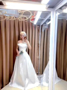 Váy cưới cúp ngực đi bàn siêu đẹp