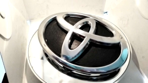 LOGO GRILL TOYOTA INNOVA REBORN INNOVA VENTURER ZENIX 17 CM ORIGINAL