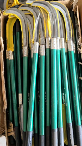 "เคียวขอ แมงกานีส" มีสีเขียวและสีแดง ความยาวรวมด้าม 27 นิ้ว ใช้ตัดแต่งกิ่งไม้ ใช้ถางป่าใบมีดคม