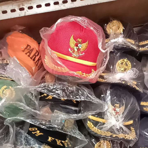 Topi Jala Garuda Merah: Aksesoris Pesta Adat