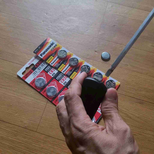 Thay pin chìa khóa cho smartkey xe máy panasonic sony maxell