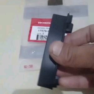 cover frame number cover tutup kecil ujung cover tangki bensin vario 160 original honda 17576K2SN00