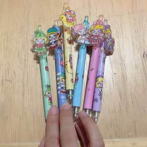 Aksesoris Tulis Menulis: Pulpen Gel Click Molly Labubu & Bolpen Labubu Acrylic (1 Set Isi 6pc)