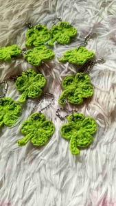 CROCHET CLOVER LEAF KEYCHAIN