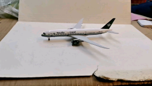 8 inches Saudia Airlines B787 Diecast Airplane with Landing Gears and Stand for Dispaly Aircraft Collectibles