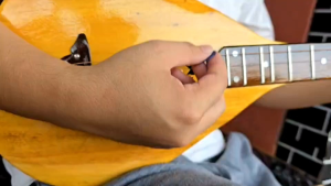 พิณโปร่ง ไม้ขนุนทำจากไม้ชิ้นเดียว คัดสรรไม้ อย่างดี ใส่เหล็กขันคอ ลูกบิด สแตนเลสแบบดี