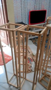 Dekorasi Pernikahan dengan Pot Bunga Standing Kayu