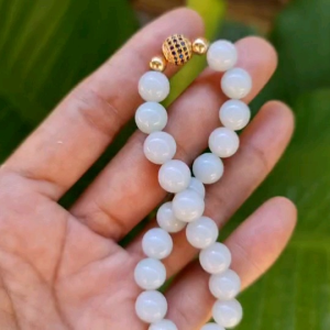 กำไลหยกแท้ สร้อยข้อมือ เม็ดโต 8.4 มิล ข้อมือ 18 ซม.