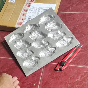 Cetakan kue bhoi isi 12 bolu kering khas aceh loyang motif ikan anti lengket Silahkan yang mau membuat kue bhoi lebih cepat dan lbh praktis karena 1 loyang lansgung isi 12 bhoi.. bahan dari aluminium cor konduktor yang baik panas merata dan aman