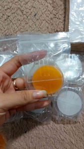 Sáp vuốt chỉ cho tranh thêu chữ thập[ Tranh Hà Đoàn]