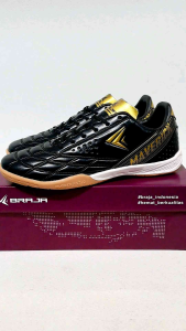 Braja-sepatu futsal Dewasa Braja Maverick In black gold\\n\\n Apa Itu Braja Maverick Black Gold?\\n\\nBraja Maverick Black Gold adalah sepatu futsal berkualitas tinggi yang dirancang khusus untuk olahraga dewasa. Dengan desain sporty dan fungsional, sepatu ini menjadi pilihan yang tepat bagi mereka yang mencari kenyamanan dan durabilitas dalam setiap pertandingan futsal.\\n\\n Desain Sporty Dan Berkualitas\\n\\nBraja Maverick Black Gold menawarkan desain yang sporty dan berkualitas tinggi. Dengan warna hitam dan emas yang menawan, sepatu ini menjadi pilihan yang sempurna untuk setiap pertandingan futsal. Selain itu, sepatu ini dibuat dengan bahan berkualitas tinggi yang memberikan daya tahan dan kenyamanan maksimal.\\n\\n Keunggulan Sepatu Futsal Braja\\n\\nBraja Maverick Black Gold memiliki beberapa keunggulan yang menjadikannya pilihan yang tepat untuk olahraga futsal. Beberapa keunggulan tersebut antara lain:\\n\\n- Desain sporty dan berkualitas tinggi\\n- Bahan berkualitas tinggi yang memberikan daya tahan maksimal\\n- Kenyamanan maksimal selama berolahraga\\n- Durabilitas yang tinggi\\n\\n Bagaimana Memilih Sepatu Futsal Yang Tepat?\\n\\nMemilih sepatu futsal yang tepat sangat penting untuk mendapatkan kenyamanan dan performa maksimal selama berolahraga. Berikut adalah beberapa tips yang dapat membantu Anda memilih sepatu futsal yang tepat:\\n\\n Tips Memilih Ukuran Sepatu Futsal\\n\\nPertama, penting untuk memilih ukuran sepatu yang tepat. Pastikan sepatu tidak terlalu ketat atau terlalu longgar. Cobalah sepatu tersebut dan pastikan kaki Anda merasa nyaman dan aman.\\n\\n Mengenal Material Sepatu Futsal Braja\\n\\nKedua, pahami bahan yang digunakan dalam pembuatan sepatu futsal Braja. Braja Maverick Black Gold dibuat dengan bahan berkualitas tinggi yang memberikan daya tahan dan kenyamanan maksimal. Beberapa bahan yang digunakan antara lain:\\n\\n- Kulit sintetis\\n- Bahan sintetis\\n- Bahan mesh\\n\\n Keuntungan Menggunakan Braja Maverick Black Gold\\n\\nMenggunakan Braja Maverick Black Gold memiliki banyak keuntungan, antara lain:\\n\\n Kenyamanan Selama Berolahraga\\n\\nBraja Maverick Black Gold dirancang untuk memberikan kenyamanan maksimal selama berolahraga. Dengan bahan berkualitas tinggi dan desain sporty, sepatu ini menjadi pilihan yang tepat bagi mereka yang mencari kenyamanan dan performa maksimal.\\n\\n Durabilitas Sepatu Futsal Braja\\n\\nBraja Maverick Black Gold memiliki durabilitas yang tinggi, sehingga sepatu ini dapat digunakan dalam waktu yang lama tanpa mengurangi kualitas dan performanya. Dengan daya tahan yang tinggi, sepatu ini menjadi investasi yang baik bagi mereka yang serius dalam olahraga futsal.\\n\\n Menjaga Sepatu Futsal Braja Agar Awet\\n\\nUntuk menjaga sepatu futsal Braja agar awet, ada beberapa langkah yang dapat dilakukan:\\n\\n Cara Membersihkan Sepatu Futsal Braja\\n\\nCara pertama adalah dengan membersihkan sepatu tersebut setelah digunakan. Pastikan sepatu tersebut kering sebelum disimpan.\\n\\n Cara Menyimpan Sepatu Futsal Braja\\n\\nCara kedua adalah dengan menyimpan sepatu tersebut dengan benar. Pastikan sepatu tersebut disimpan di tempat yang kering dan aman.\\n\\n Kesimpulan\\n\\nBraja Maverick Black Gold adalah sepatu futsal berkualitas tinggi yang dirancang khusus untuk olahraga dewasa. Dengan desain sporty dan fungsional, sepatu ini menjadi pilihan yang tepat bagi mereka yang mencari kenyamanan dan durabilitas dalam setiap pertandingan futsal. Menggunakan Braja Maverick Black Gold dapat memberikan keuntungan yang signifikan, antara lain kenyamanan selama berolahraga dan durabilitas yang tinggi. Oleh karena itu, Braja Maverick Black Gold menjadi pilihan yang tepat bagi mereka yang ingin mendapatkan sepatu futsal berkualitas tinggi.\n}