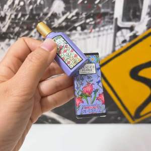 Nước hoa nữ mini Flora Gorgeous Magnolia tím 5ml