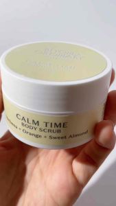 CALM TIME Body Scrub 50ml บอดี้สครับ สครับผิวกาย ขนาดพกพา Travel Size ออร์แกนิค กลิ่นมะลิส้ม ผิวนุ่ม อ่อนโยน | Beyond Ordinary