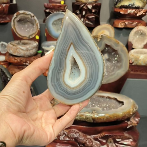 SUPER NiCE agate blue lace water drop 💯超美千层蓝纹玛瑙钱袋子 🍃一叶致富💰 美丽千层玛瑙 中间白水晶非常闪哦 + 🆓实木底座(底座还会补上黑漆)  玛瑙高: 7cm 宽: 11.5x4cm 洞深: 1.5cm  净重: 0.47kg 含底座高: 11.5cm 底座宽: 15x9cm 总重: 0.7kg