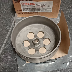 MANGKOK GANDA MANGKUK GANDA KOPLING MIO J FINO XRIDE SOUL GT 115CC ORI ORIGINAL\\n\\n Apa Itu Mangkok Kopling Ganda?\\n\\nMangkok kopling ganda adalah komponen penting pada mesin motor yang berfungsi sebagai penghubung antara engkol dan roda gigi transmisi. Dengan menggunakan mangkok kopling ganda, motor Anda akan memiliki performa yang lebih baik, serta memberikan kenyamanan dalam berkendara.\\n\\n Manfaat Menggunakan Mangkok Kopling Ganda\\n\\nAda beberapa manfaat yang bisa didapatkan dari penggunaan mangkok kopling ganda, di antaranya:\\n\\n- Performa motor meningkat karena adanya peningkatan daya tahan dan efisiensi\\n- Pengendalian motor menjadi lebih mudah dan nyaman\\n- Durabilitas mangkok kopling lebih tinggi dibandingkan dengan mangkok kopling biasa\\n\\n Perbedaan antara Mangkok Kopling Ganda dan Mangkok Kopling Biasa\\n\\nMangkok kopling ganda memiliki beberapa perbedaan dengan mangkok kopling biasa, yaitu:\\n\\n- Desain: Mangkok kopling ganda memiliki desain yang lebih canggih dan kompleks dibandingkan dengan mangkok kopling biasa\\n- Material: Mangkok kopling ganda terbuat dari bahan yang lebih kuat dan tahan lama dibandingkan dengan mangkok kopling biasa\\n- Fungsi: Mangkok kopling ganda dapat memberikan performa yang lebih baik dibandingkan dengan mangkok kopling biasa\\n\\n Pilihan Mangkok Kopling Ganda untuk Motor 115CC\\n\\nBerikut ini adalah beberapa pilihan mangkok kopling ganda yang cocok untuk motor 115CC:\\n\\n- **Mangkok Kopling Xride**: Cocok digunakan pada motor Xride dengan kapasitas mesin 115cc\\n- **Mangkok Kopling Soul GT**: Cocok digunakan pada motor Soul GT dengan kapasitas mesin 115cc\\n- **Mangkok Kopling Mio J**: Cocok digunakan pada motor Mio J dengan kapasitas mesin 115cc\\n- **Mangkok Kopling Fino**: Cocok digunakan pada motor Fino dengan kapasitas mesin 115cc\\n\\n Cara Memilih Mangkok Kopling Ganda yang Tepat\\n\\nBerikut ini adalah beberapa pertimbangan sebelum memilih mangkok kopling ganda yang tepat:\\n\\n- Sesuaikan dengan jenis motor yang Anda miliki\\n- Perhatikan kapasitas mesin motor Anda\\n- Cek kualitas dan keawetan mangkok kopling\\n\\nBerikut ini adalah beberapa tips memilih mangkok kopling ganda yang berkualitas:\\n\\n- Pilih mangkok kopling yang terbuat dari bahan yang kuat dan tahan lama\\n- Pilih mangkok kopling yang memiliki desain yang sesuai dengan motor Anda\\n- Pilih mangkok kopling yang sudah teruji dan memiliki garansi\\n\\nSekian artikel tentang mangkok ganda untuk motor 115CC, semoga bermanfaat!\n}