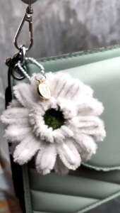 Gantungan Tas Prime Cute | Flower Daisy Carnation | Kawat Bulu Mercy | Keychain Inisial Huruf + Box Exclusive