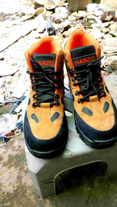 sepatu safety tracking kulit depan pake besi cocok buat yg hobi mendaki dan turing