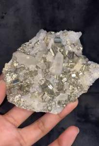 ไพไรต์ (Pyrite) เป็นแร่ซัลไฟด์ ควอตซ์ใส แร่ํรรมชาติ หินผลึก