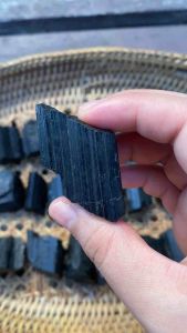 ‼️พร้อมส่งใน 🇹🇭‼️Black tourmaline แบล็คทัวร์มาลีน ช่วยเปลี่ยนพลังงานลบเป็นพลังงานบวก ช่วยปกป้องคุ้มครอง จากอำนาจมืดที่มองไม่เห็น จากภัยอันตราย ขนาดหิน 2-6 ซม