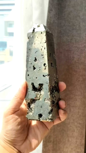 ✨ ไพไรต์ ทรงทาวเวอร์ ผลึกสวยมาก สีทองอร่าม ขนาดค่อนข้างใหญ่ ✨ สีสวยสะอาดตา เป็นของตกเเต่งที่ไม่ซ้ำใคร จากเเหล่งเปรู / น้ำหนัก 1.46 กิโลกรัม ( Pyrite Tower ) 1.46 kgs. 🍀