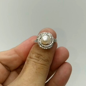 - แหวน เงินแท้ 92.5% งานส่งออก ฝังมุกแท้ ขนาด 7 มิล 1 เม็ด และฝังล้อมด้วย เพชรสวิส cz เกรด 5A หน้าแหวนกว้าง 1.4 ซม. หนัก 4.4 กรัม ดีไซน์สวยหรู แข็งแรง เคลือบทองคำขาวแล้วครับ ใส่ไม่ดำ และไม่ซ้ำใคร