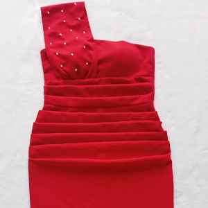Đầm thun Umi màu đỏ. Chéo một bên vai kết hạt đá. Dáng body. Co giãn bốn chiều.. Freesize 46 -50 kg.
