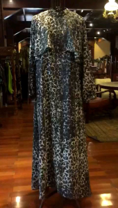 Nesya Dress by Dian Pelangi LIMITED EDITION Busana Muslim Baju Maxi Gamis Abaya Kaftan Gaun Outfit Casual Formal Pesta Pernikahan Kondangan Wanita Hijaber Cantik Anggun Modis Modern Elegan Mewah Model Korea Terbaru Motif Batik Abstrak Kekinian