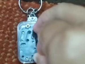 gantungan kunci musik dengan engkol putar