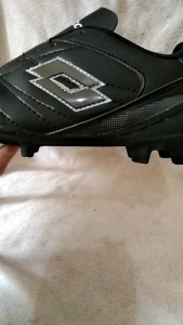 SEPATU OLAHRAGA SEPAK BOLA BAHAN KULIT SINTETIS OUTSOLE SUDAH JAHIT KELILING