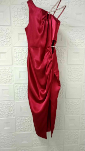 Đầm ôm phi lệch vai kết đá giọt nước eo