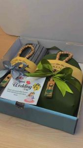 HAMPERS MUKENA SARUNG UNTUK HADIAH WEDDING & ANNIVERSARY\\n\\n Apa itu Hampers Mukena Sarung?\\n\\nHampers mukena sarung adalah kado yang berisi mukena dan sarung yang dirancang secara khusus untuk diberikan kepada pasangan atau orang yang dicintai pada momen spesial seperti pernikahan, ulang tahun, atau hari raya seperti Idul Fitri. Hampers ini biasanya dibungkus dengan cantik dan dapat disesuaikan dengan tema atau warna yang dipilih oleh pengirim.\\n\\n Manfaat Hampers Mukena Sarung sebagai Hadiah\\n\\nHampers mukena sarung merupakan hadiah yang sangat bermakna karena:\\n\\n- **Praktis**: Hampers mukena sarung praktis dan mudah dibawa, sehingga pasangan atau orang yang menerima hadiah bisa langsung menggunakan mukena dan sarung tersebut.\\n\\n- **Beragam**: Hampers mukena sarung tersedia dalam berbagai jenis dan desain, sehingga pengirim dapat memilih hadiah yang sesuai dengan selera dan kebutuhan penerima.\\n\\n- **Romantis**: Hampers mukena sarung dapat menjadi hadiah romantis untuk pasangan pada momen spesial seperti ulang tahun atau wedding anniversary.\\n\\n Jenis-Jenis Hampers Mukena Sarung\\n\\nAda berbagai jenis hampers mukena sarung yang tersedia di pasaran, termasuk:\\n\\n- **Hampers mukena sarung untuk pasangan**: Hampers ini biasanya berisi satu set mukena dan sarung untuk pasangan, dengan warna dan desain yang serasi.\\n\\n- **Hampers mukena sarung untuk keluarga**: Hampers ini berisi beberapa set mukena dan sarung, yang dapat digunakan oleh anggota keluarga yang berbeda.\\n\\n- **Hampers mukena sarung untuk acara khusus**: Hampers ini dirancang khusus untuk acara tertentu, seperti pernikahan atau hari raya.\\n\\n Mukena Sarung untuk Idul Fitri\\n\\nMukena sarung merupakan hadiah yang sangat tepat untuk diberikan pada momen Idul Fitri. Hadiah ini bukan hanya bermanfaat bagi penerima, tetapi juga menunjukkan rasa hormat dan penghargaan atas tradisi dan budaya Islam.\\n\\n Mukena Sarung sebagai Hadiah Idul Fitri\\n\\nMukena sarung merupakan hadiah yang ideal untuk diberikan pada momen Idul Fitri karena:\\n\\n- **Praktis**: Mukena sarung praktis dan mudah dibawa, sehingga pasangan atau orang yang menerima hadiah bisa langsung menggunakan mukena dan sarung tersebut.\\n\\n- **Romantis**: Mukena sarung dapat menjadi hadiah romantis untuk pasangan pada momen spesial seperti Idul Fitri.\\n\\n- **Beragam**: Mukena sarung tersedia dalam berbagai jenis dan desain, sehingga pengirim dapat memilih hadiah yang sesuai dengan selera dan kebutuhan penerima.\\n\\n Tips Memilih Mukena Sarung untuk Idul Fitri\\n\\nBerikut beberapa tips untuk memilih mukena sarung yang tepat untuk diberikan pada momen Idul Fitri:\\n\\n- **Pilih mukena sarung dengan kualitas terbaik**: Pastikan mukena sarung yang dipilih memiliki kualitas terbaik, sehingga pasangan atau orang yang menerima hadiah bisa merasa nyaman dan percaya diri ketika menggunakan mukena dan sarung tersebut.\\n\\n- **Pilih mukena sarung dengan desain yang sesuai**: Pilih mukena sarung dengan desain yang sesuai dengan selera dan kebutuhan pasangan atau orang yang menerima hadiah.\\n\\n- **Pilih mukena sarung dengan harga yang sesuai**: Pilih mukena sarung dengan harga yang sesuai dengan budget dan kemampuan finansial pengirim.\\n\\n Mukena Sarung untuk Hadiah Ulang Tahun\\n\\nMukena sarung merupakan hadiah yang sangat tepat untuk diberikan pada momen ulang tahun. Hadiah ini bukan hanya bermanfaat bagi penerima, tetapi juga menunjukkan rasa hormat dan penghargaan atas tradisi dan budaya Islam.\\n\\n Manfaat Mukena Sarung Sebagai Hadiah Ulang Tahun\\n\\nMukena sarung merupakan hadiah yang ideal untuk diberikan pada momen ulang tahun karena:\\n\\n- **Praktis**: Mukena sarung praktis dan mudah dibawa, sehingga pasangan atau orang yang menerima hadiah bisa langsung menggunakan mukena dan sarung tersebut.\\n\\n- **Romantis**: Mukena sarung dapat menjadi hadiah romantis untuk pasangan pada momen spesial seperti ulang tahun.\\n\\n- **Beragam**: Mukena sarung tersedia dalam berbagai jenis dan desain, sehingga pengirim dapat memilih hadiah yang sesuai dengan selera dan kebutuhan penerima.\\n\\n Tips Memilih Mukena Sarung untuk Hadiah Ulang Tahun\\n\\nBerikut beberapa tips untuk memilih mukena sarung yang tepat untuk diberikan pada momen ulang tahun:\\n\\n- **Pilih mukena sarung dengan kualitas terbaik**: Pastikan mukena sarung yang dipilih memiliki kualitas terbaik, sehingga pasangan atau orang yang menerima hadiah bisa merasa nyaman dan percaya diri ketika menggunakan mukena dan sarung tersebut.\\n\\n- **Pilih mukena sarung dengan desain yang sesuai**: Pilih mukena sarung dengan desain yang sesuai dengan selera dan kebutuhan pasangan atau orang yang menerima hadiah.\\n\\n- **Pilih mukena sarung dengan harga yang sesuai**: Pilih mukena sarung dengan harga yang sesuai dengan budget dan kemampuan finansial pengirim.\\n\\n Mukena Sarung untuk Wedding Anniversary\\n\\nMukena sarung merupakan hadiah yang sangat tepat untuk diberikan pada momen wedding anniversary. Hadiah ini bukan hanya bermanfaat bagi penerima, tetapi juga menunjukkan rasa hormat dan penghargaan atas tradisi dan budaya Islam.\\n\\n Manfaat Mukena Sarung Sebagai Hadiah Wedding Anniversary\\n\\nMukena sarung merupakan hadiah yang ideal untuk diberikan pada momen wedding anniversary karena:\\n\\n- **Praktis**: Mukena sarung praktis dan mudah dibawa, sehingga pasangan atau orang yang menerima hadiah bisa langsung menggunakan mukena dan sarung tersebut.\\n\\n- **Romantis**: Mukena sarung dapat menjadi hadiah romantis untuk pasangan pada momen spesial seperti wedding anniversary.\\n\\n- **Beragam**: Mukena sarung tersedia dalam berbagai jenis dan desain, sehingga pengirim dapat memilih hadiah yang sesuai dengan selera dan kebutuhan penerima.\\n\\n Tips Memilih Mukena Sarung untuk Wedding Anniversary\\n\\nBerikut beberapa tips untuk memilih mukena sarung yang tepat untuk diberikan pada momen wedding anniversary:\\n\\n- **Pilih mukena sarung dengan kualitas terbaik**: Pastikan mukena sarung yang dipilih memiliki kualitas terbaik, sehingga pasangan atau orang yang menerima hadiah bisa merasa nyaman dan percaya diri ketika menggunakan mukena dan sarung tersebut.\\n\\n- **Pilih mukena sarung dengan desain yang sesuai**: Pilih mukena sarung dengan desain yang sesuai dengan selera dan kebutuhan pasangan atau orang yang menerima hadiah.\\n\\n- **Pilih mukena sarung dengan harga yang sesuai**: Pilih mukena sarung dengan harga yang sesuai dengan budget dan kemampuan finansial pengirim.\\n\\n Hampers Mukena Sarung Kado Pernikahan\\n\\nHampers mukena sarung merupakan hadiah yang sangat tepat untuk diberikan pada momen pernikahan. Hadiah ini bukan hanya bermanfaat bagi penerima, tetapi juga menunjukkan rasa hormat dan penghargaan atas tradisi dan budaya Islam.\\n\\n Manfaat Hampers Mukena Sarung Sebagai Hadiah Pernikahan\\n\\nHampers mukena sarung merupakan hadiah yang ideal untuk diberikan pada momen pernikahan karena:\\n\\n- **Praktis**: Hampers mukena sarung praktis dan mudah dibawa, sehingga pasangan atau orang yang menerima hadiah bisa langsung menggunakan mukena dan sarung tersebut.\\n\\n- **Romantis**: Hampers mukena sarung dapat menjadi hadiah romantis untuk pasangan pada momen spesial seperti pernikahan.\\n\\n- **Beragam**: Hampers mukena sarung tersedia dalam berbagai jenis dan desain, sehingga pengirim dapat memilih hadiah yang sesuai dengan selera dan kebutuhan penerima