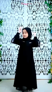 Gamis Anak Muslimah Inara Elegan dengan Kerudung - Motif Geometris Bahan Brokat Warna Solid