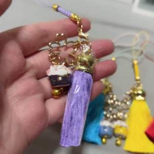 พวงกุญแจแมวกวัก พู่ ผ่านการปลูกเสก นำเข้า โชคดี - ปลูกเสก พู่ พวงกุญแจ นำเข้า