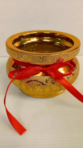 กระถางธูปงานเซรามิคสีทองพร้อมโบว์แดงขนาดกว้าง5นิ้วสูง3.5นิ้ว กระถางธูปงานเซรามิคสีทองขนาด5นิ้วราคา250บาท